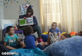 Gerda Havertong leest voor.