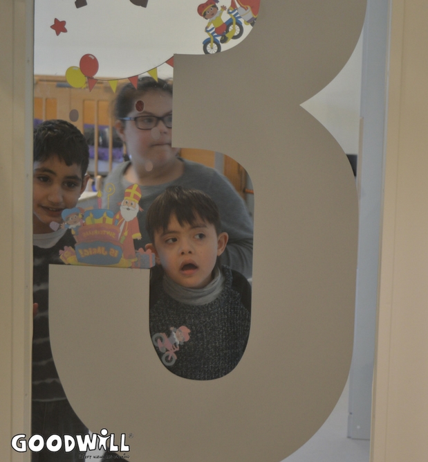 Foto van kinderen die Sinterklaas zoeken