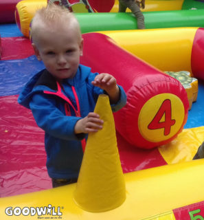 Kindje op een springkussen-Goodwill.nl