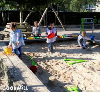 De kinderen spelen met hun nieuwe zandbakmateriaal-Goodwill.nl