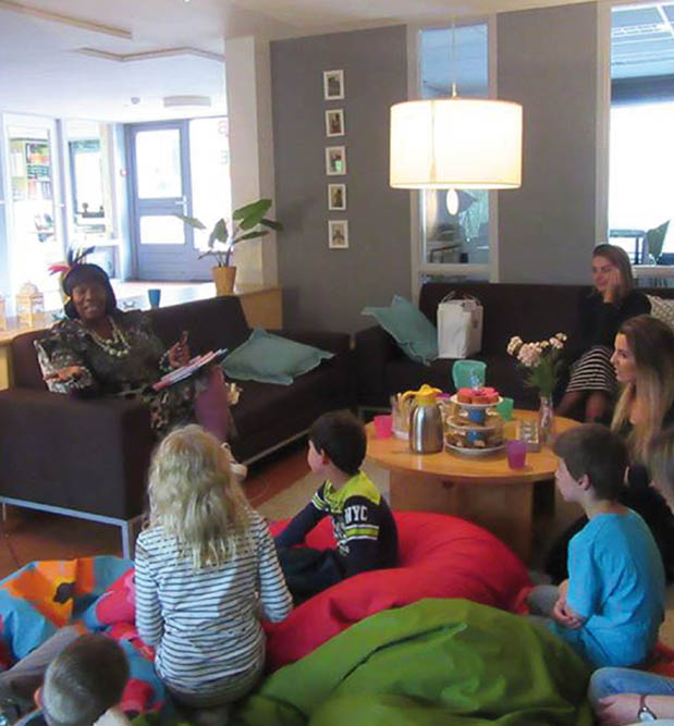 Gerda Havertong leest voor bij Entrea Jeugdzorg