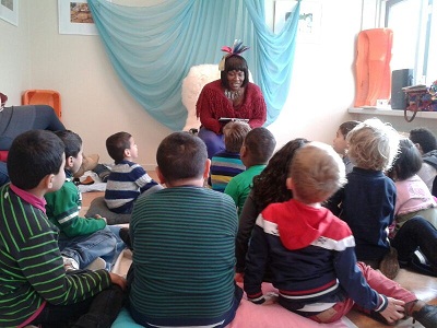 Gerda Havertong leest voor bij Youké