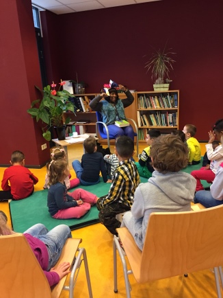 Gerda Havertong leest voor in MKD Klavertje Vier